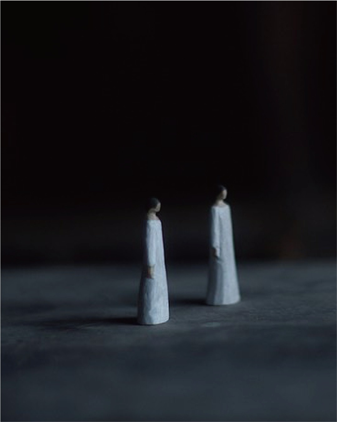 오늘의 풍경을 바꾸는 조각 하나.
⠀
일본 오이타를 거점으로 활동하는 아티스트 듀오, 오렉트로니카(Olectronica)는 카토 료와 코다마 준페이, 두 사람이 '제작과 생활'이라는 핵심 주제 아래 예술 활동을 펼치고 있습니다.
⠀
대표작 ‘우드 피규어’는 가장 친근한 모티프인 사람의 실루엣을 간결한 선과 볼륨으로 응축해 선반·책상·창가 어디에 두어도 공간의 호흡을 정돈합니다. 빛에 따라 길어지는 그림자, 각도에 따라 달라지는 표정이 하루에 작은 리듬을 더하고, 바쁜 시간에도 시선을 쉬게 하는 ‘3초의 여백’을 만들어 줍니다. 크기는 손바닥만 하지만 존재감은 또렷해 첫 인상은 담백하고, 시간이 지날수록 애정이 깊어집니다.
⠀
일상의 순간을 한 장면의 풍경으로— 하루에 잔잔한 변화를 선사하는 그들의 작업물을 온라인에서 둘러보시길 바랍니다.
⠀
@lesitepigeon
⠀
DELIVERER FOR PLEASANT LIFE
LE SITE PIGEON
⠀
⠀
⠀
#르시뜨피존 #LESITEPIGEON
#OLECTRONICA