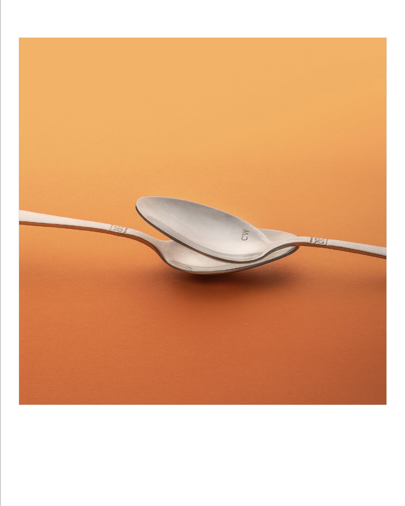 식당에 남긴 것들
⠀
“생각해봐, 좋은 일은 모두 식당에서 일어났어. 식당은 특별한 곳이니까.”
⠀
『더 베어』 시즌 4의 첫 에피소드에서 주인공 베어제토가 소스를 끓이다 형에게 식당을 차리고 싶은 이유에 대해 이렇게 설명합니다. 어찌보면 식당이라는 곳은 단순히 배를 채우는 장소가 아니라, 마음을 나누는 장소이기도 했습니다.
⠀
이번 『파피에르 피존』은 식당에 남긴 그날의 말 한마디, 웃음소리, 따뜻한 국물 한 모금까지. 그런 것들이 모여 하나의 풍경을 이루는 마음에 대한 생각과 안부를 전합니다.
⠀
● ⌜파피에르 피존⌟은 구매시 동봉되는 한 장의 소식지입니다.
● ⌜파피에르 피존⌟의 안부의 글은 카카오채널에서 구독하실 수 있습니다.
⠀
⠀
⠀
@lesitepigeon
⠀
DELIVERER FOR PLEASANT LIFE
LE SITE PIGEON
⠀
⠀
⠀
#르시뜨피존 #LESITEPIGEON
#식당에남긴것들