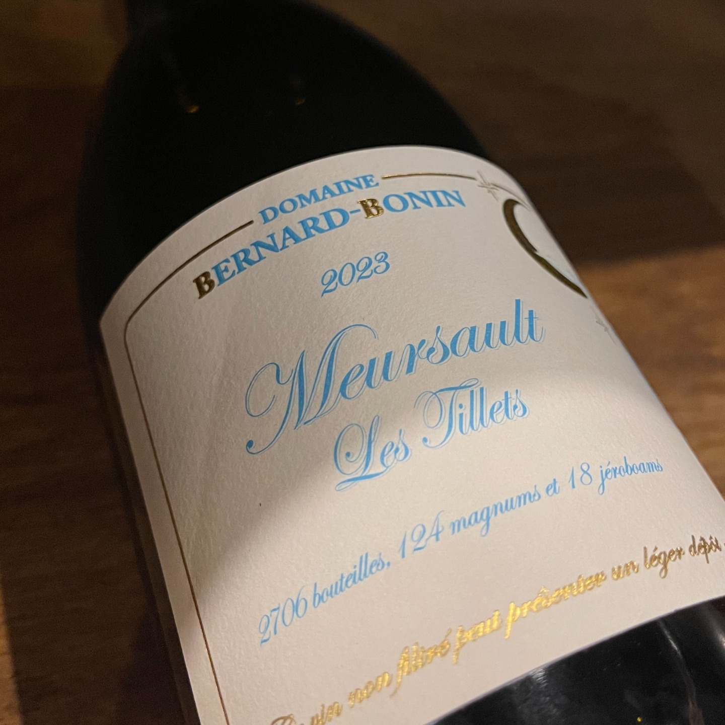 베르나르-보냉 2023 빈티지 입고🔐
뫼르소의 유니콘 와인🔐
Arnaud Ente, Coche-Dury와 나란히 라인업되는 Domaine Bernard-Bonin입니다.
<Meursault 'Les Tillets'>
포도밭: 동남향, 0.84ha 규모의 가파른 지형.
Bouchères 프리미에 크뤼 위쪽 고지대에 위치.
포도나무: 1950년대, 1980년대 사이에 식재
토양 : 돌이 많은 석회석 위의 얕은 표토
재배 : 지속가능한 유기농법(Ecocert), 비오디나미(Demeter)
양조 : 마지막에 수확한 포도 사용. 228L 배럴에서 18개월 lees 숙성(10% New), 정제 및 여과하지 않음
니콜라 베르나르와 베로니크 보냉은 부르고뉴 최고급 화이트 와인을 만듭니다.
비오디나미 농법을 고수하여 포도의 건강을 유지하고 뫼르소의 다른 어떤 생산자보다 빠르게 포도를 완전히 익힙니다.
양조 과정을 면밀히 모니터링하여, 각 배럴을 개별적으로 시음하여 와인과 lees의 최적의 방식을 결정합니다.
장기간의 숙성(15~18개월)과 병입 직전의 랙킹(racking) 과정을 통해 와인은 자연적으로 맑고 안정적이되며, 정제 및 여과 과정을 거치지 않습니다.
📩파트너사 대표님께서는 영업담당자에게 연락주시면
빠르게 답변드리겠습니다.
※지나친 음주는 뇌졸중, 기억력 손상이나 치매를 유발합니다. 임신 중 음주는 기형아 출생 위험을 높입니다.