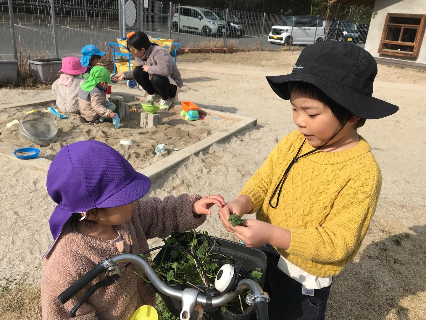 こんにちは! HUG GARDEN ほしのさと Kidsです! 前回の投稿まで、しばらく投稿していませんでしたので、間が空いてしまった間の「大家族の兄弟写真」を集めてみました。 いろいろな場面で、保育園の子どもたちのことを、大家族の兄弟のようだと感じることが多いのです。子どもたち自身も、けんかが始まると「兄弟げんかみたい」と言ってみたり、年が変わらない友だちとは大げんかをするのに、小さい子には別人格かと思うほどやさしかったり、遠慮のないところはうらやましいくらいです。 人は、してもらったことがないことを他者にするのは難しいですが、日常的に自分がやってもらって育つと、自分がしてあげる立場になったときに驚くくらいすんなりと出来るものです。私はこれを、この保育園の子どもたちから教わりました。忘れられないシーンがいくつも心の中の写真館にに収めてあります。
兄弟のように仲良く、時にはけんかもしながら遊んでいる姿を見ることは、それだけで心の栄養になります。 #HUG GARDEN ほしのさと Kids #ほしのさと #下松市保育園 #大家族の兄弟姉妹 #企業主導型保育園