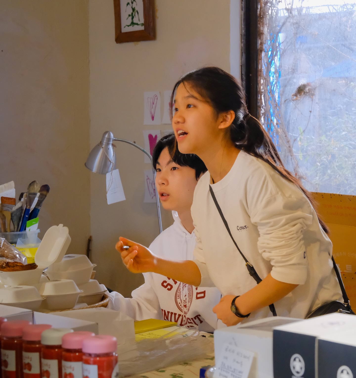 🎨 예술과 나눔이 만난 하루
2026년 3월 21일, 더리트리브 카페에서 특별한 플리마켓이 열립니다.
학생들이 직접 발로 뛰며 기획하고 준비한 이 자리 — 각자의 물건을 가져와 판매하며 만들어낸 따뜻한 시장입니다. 🛍️
빵, 간식, 소품, 옷까지 다양한 물건들이 가득했고, 그 사이사이엔 학생 예술가들의 작품들이 조용히 공간을 채우고 있습니다. 🖼️
수익의 일부는 기부될 예정 — 사고파는 것 너머, 더 큰 의미를 담은 하루이길 바랍니다. 🤍
이런 공간을 만들어준 모든 학생들에게, 진심으로 수고했다고 전하고 싶어요 🌿
🎨 Where Art Meets Giving Back
On March 21, 2026, a special flea market unfolded at The Retrieve Café.
Organized and run entirely by students — each one bringing their own items to sell, turning the space into a vibrant little market full of life 🛍️
Bread, snacks, accessories, clothing… and woven throughout it all, the artwork of young student artists quietly filling the walls 🖼️
A portion of the proceeds will be donated — because this day was about more than buying and selling 🤍
To every student who made this happen: you did something really meaningful today 🌿