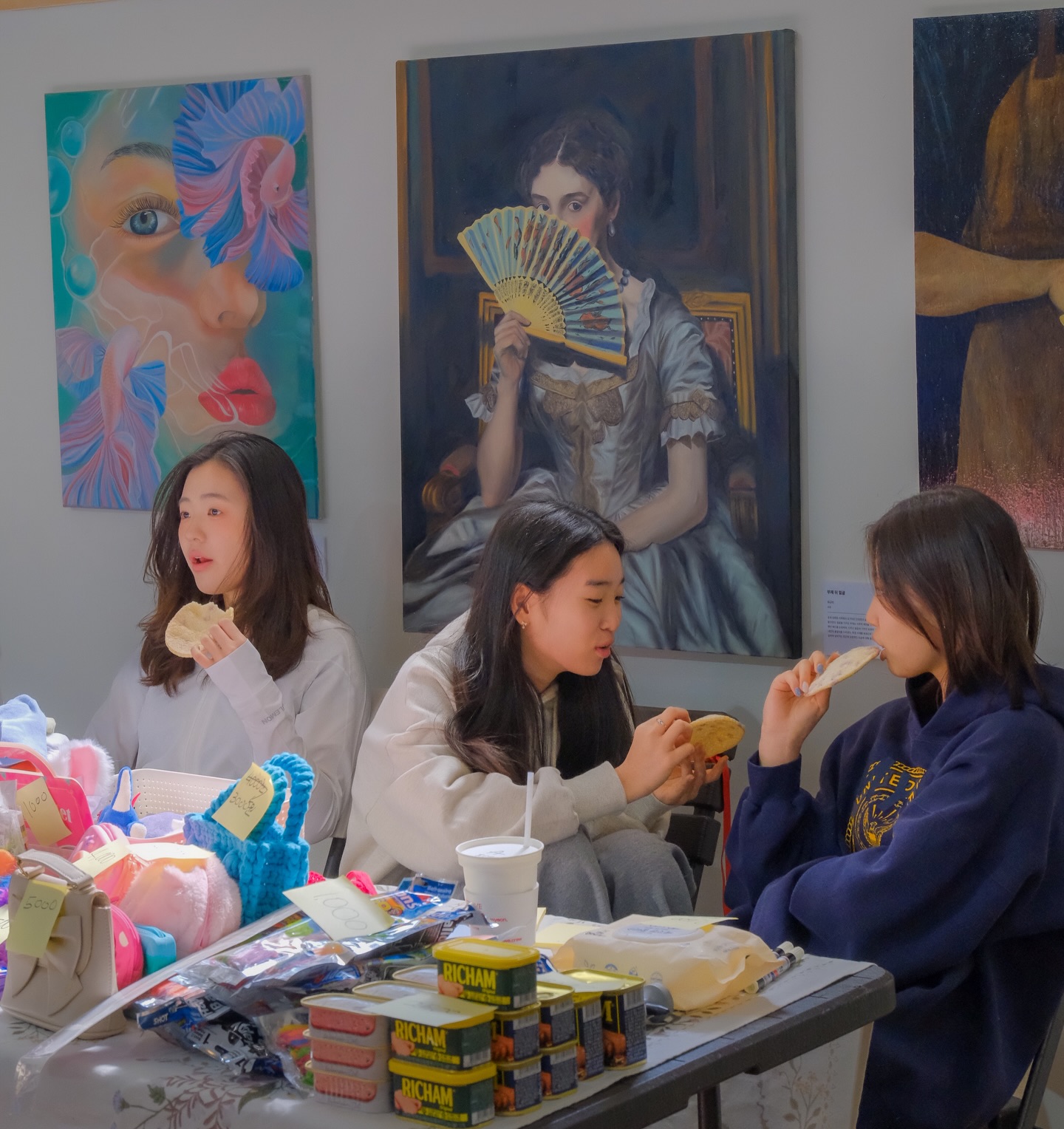 🎨 예술과 나눔이 만난 하루
2026년 3월 21일, 더리트리브 카페에서 특별한 플리마켓이 열립니다.
학생들이 직접 발로 뛰며 기획하고 준비한 이 자리 — 각자의 물건을 가져와 판매하며 만들어낸 따뜻한 시장입니다. 🛍️
빵, 간식, 소품, 옷까지 다양한 물건들이 가득했고, 그 사이사이엔 학생 예술가들의 작품들이 조용히 공간을 채우고 있습니다. 🖼️
수익의 일부는 기부될 예정 — 사고파는 것 너머, 더 큰 의미를 담은 하루이길 바랍니다. 🤍
이런 공간을 만들어준 모든 학생들에게, 진심으로 수고했다고 전하고 싶어요 🌿
🎨 Where Art Meets Giving Back
On March 21, 2026, a special flea market unfolded at The Retrieve Café.
Organized and run entirely by students — each one bringing their own items to sell, turning the space into a vibrant little market full of life 🛍️
Bread, snacks, accessories, clothing… and woven throughout it all, the artwork of young student artists quietly filling the walls 🖼️
A portion of the proceeds will be donated — because this day was about more than buying and selling 🤍
To every student who made this happen: you did something really meaningful today 🌿