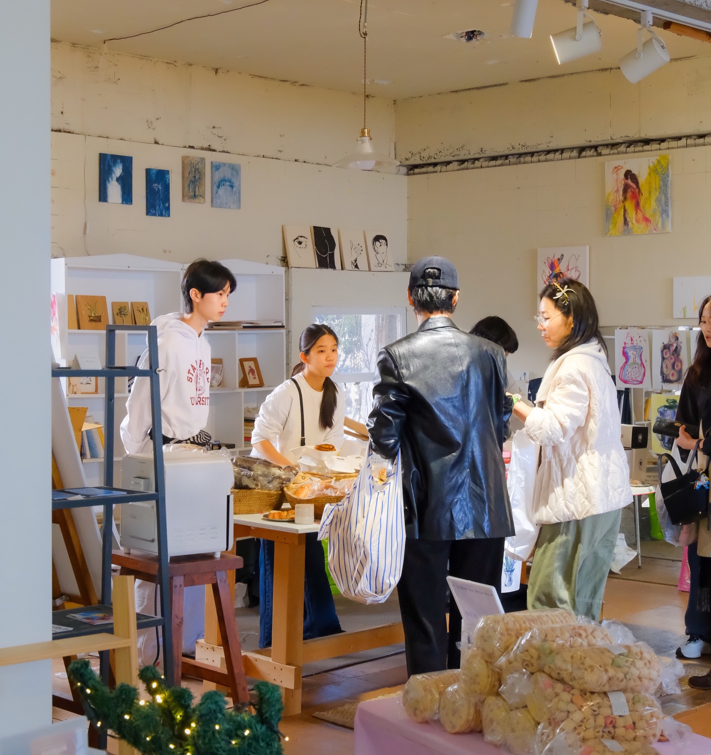 🎨 예술과 나눔이 만난 하루
2026년 3월 21일, 더리트리브 카페에서 특별한 플리마켓이 열립니다.
학생들이 직접 발로 뛰며 기획하고 준비한 이 자리 — 각자의 물건을 가져와 판매하며 만들어낸 따뜻한 시장입니다. 🛍️
빵, 간식, 소품, 옷까지 다양한 물건들이 가득했고, 그 사이사이엔 학생 예술가들의 작품들이 조용히 공간을 채우고 있습니다. 🖼️
수익의 일부는 기부될 예정 — 사고파는 것 너머, 더 큰 의미를 담은 하루이길 바랍니다. 🤍
이런 공간을 만들어준 모든 학생들에게, 진심으로 수고했다고 전하고 싶어요 🌿
🎨 Where Art Meets Giving Back
On March 21, 2026, a special flea market unfolded at The Retrieve Café.
Organized and run entirely by students — each one bringing their own items to sell, turning the space into a vibrant little market full of life 🛍️
Bread, snacks, accessories, clothing… and woven throughout it all, the artwork of young student artists quietly filling the walls 🖼️
A portion of the proceeds will be donated — because this day was about more than buying and selling 🤍
To every student who made this happen: you did something really meaningful today 🌿