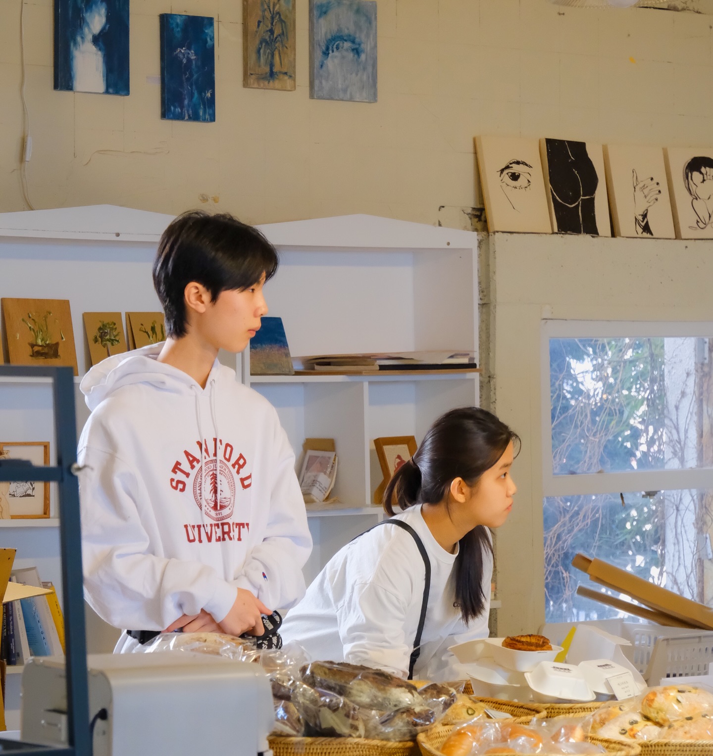 🎨 예술과 나눔이 만난 하루
2026년 3월 21일, 더리트리브 카페에서 특별한 플리마켓이 열립니다.
학생들이 직접 발로 뛰며 기획하고 준비한 이 자리 — 각자의 물건을 가져와 판매하며 만들어낸 따뜻한 시장입니다. 🛍️
빵, 간식, 소품, 옷까지 다양한 물건들이 가득했고, 그 사이사이엔 학생 예술가들의 작품들이 조용히 공간을 채우고 있습니다. 🖼️
수익의 일부는 기부될 예정 — 사고파는 것 너머, 더 큰 의미를 담은 하루이길 바랍니다. 🤍
이런 공간을 만들어준 모든 학생들에게, 진심으로 수고했다고 전하고 싶어요 🌿
🎨 Where Art Meets Giving Back
On March 21, 2026, a special flea market unfolded at The Retrieve Café.
Organized and run entirely by students — each one bringing their own items to sell, turning the space into a vibrant little market full of life 🛍️
Bread, snacks, accessories, clothing… and woven throughout it all, the artwork of young student artists quietly filling the walls 🖼️
A portion of the proceeds will be donated — because this day was about more than buying and selling 🤍
To every student who made this happen: you did something really meaningful today 🌿