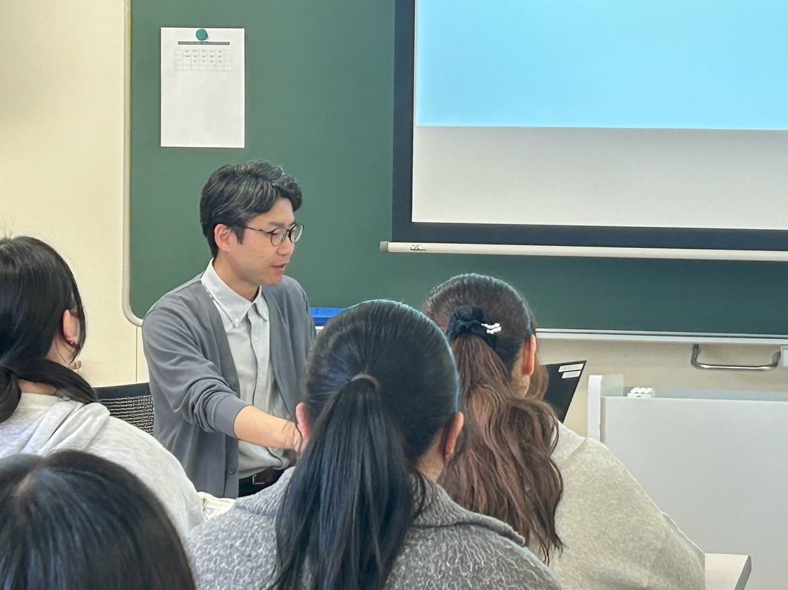 【保育学科2年 保育指導実習Ⅲ】
発達障害者支援センター あおいそら の方にお越しいただき、学生たちへ貴重なお話をしていただきました。
事前にお願いしていた、実習に関する学生からの質問や不安にも丁寧にお答えくださり、学生たちにとって大変深い学びの時間となりました。
特に印象的だったのは、「利用者をリスペクトして支援する」という言葉です。
支援の専門性だけでなく、相手を尊重する姿勢の大切さを、学生たちも改めて感じる機会となりました。
貴重なお時間をありがとうございました。
#函館短期大学 #食物栄養学科 #保育学科 #保育実習