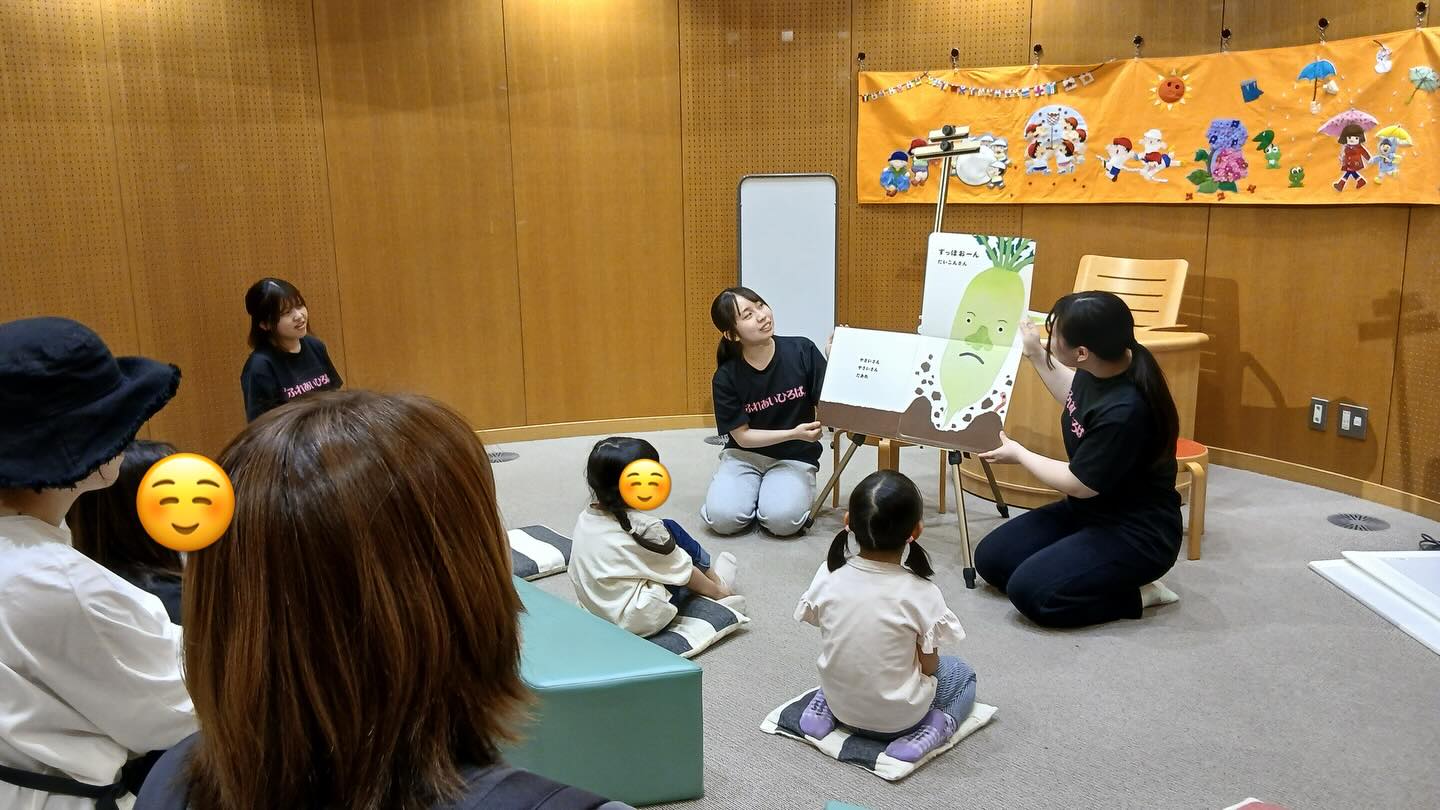 【サークル活動報告】
6月4日(木)、ふれあいひろばサークルが函館市中央図書館にて読み聞かせを実施しました!
当日は、昨年も参加してくださった親子が再び来館され、5か月の間に歩けるようになったお子さんの成長した姿を見ることができました👶
また、昨年同様に図書館で読み聞かせ研修を受講されている方も参加され、和やかな雰囲気で活動が進みました。
参加していただいた方々からは、読み聞かせの際のはっきりとした語り口や、「やさいさん」で野菜が飛び出す場面の表現がとてもすばらしいとお褒めの言葉をいただきました☺️
終盤には、パネルシアターに触れたり、簡単に演じてみたりと、参加者全員で楽しく交流する時間となりました!
#函館短期大学 #保育学科 #読み聞かせ #函館市中央図書館